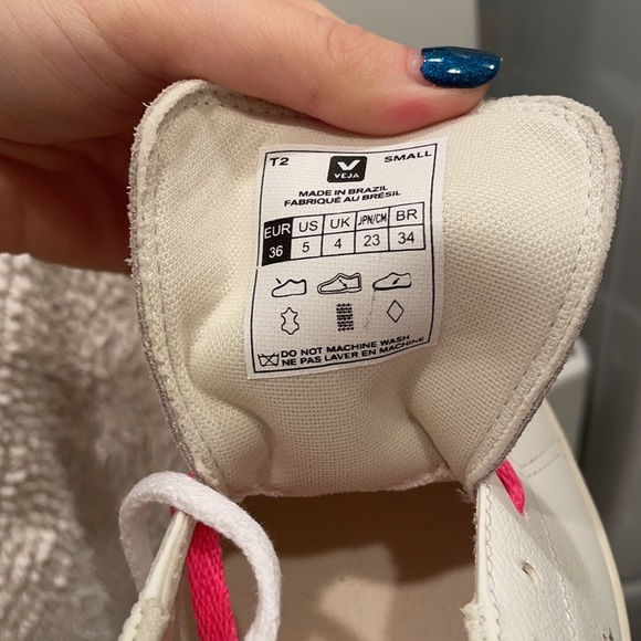 Veja sneakers size 5 in big kids. Fits like a women’s 6 Never worn Still in box. - Picture 5 of 6